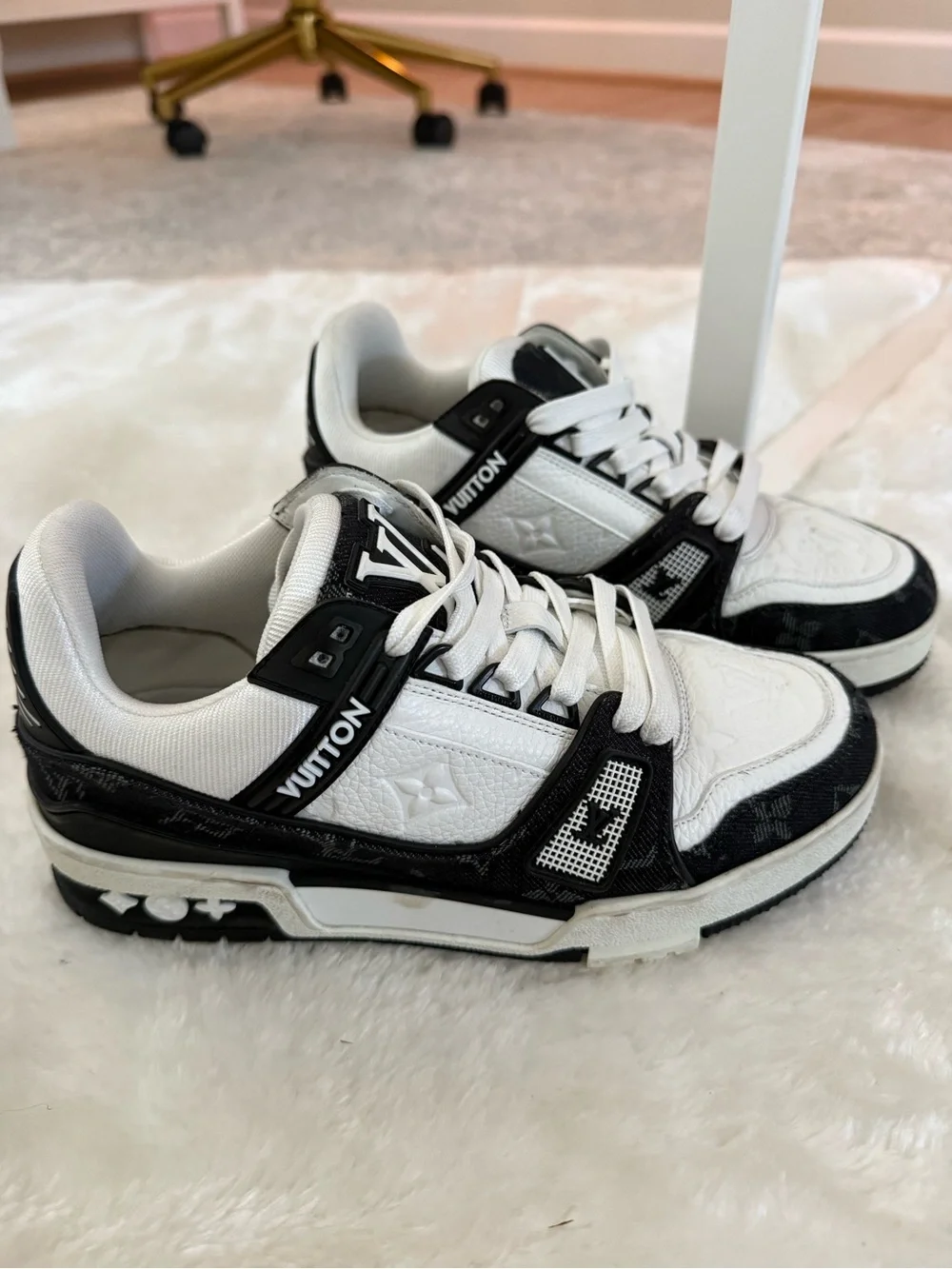 Louis Vuitton White and Black Trainers 🩷
